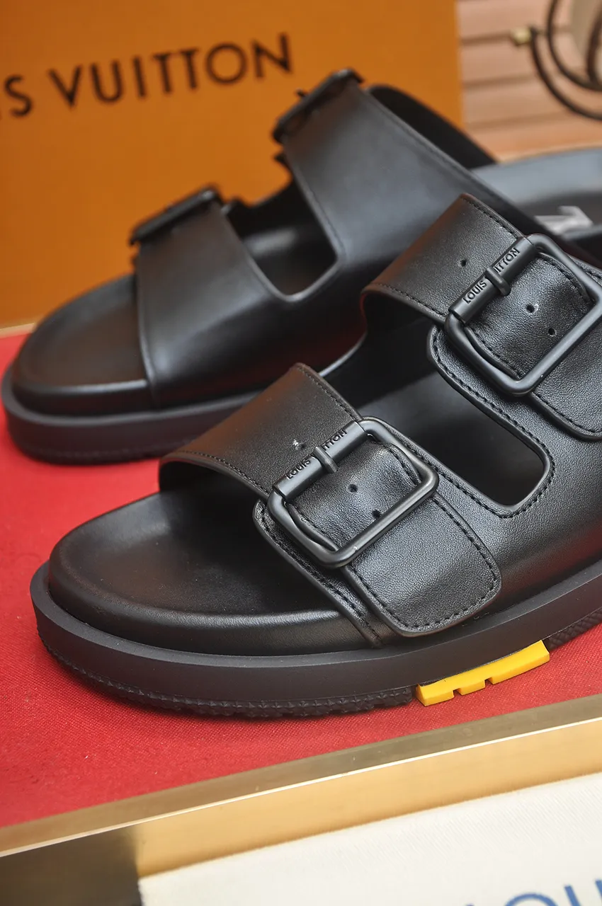 Men's shoes 💰400💶 [Louis Vuitton LV slippers] (high-end cowhide) counter 1:1 fashion style, a must-have for summer! The designer used LV’s iconic outsole. The original simple slippers instantly become fashionable! The upper is made of flexible special cowhide leather straps alternately, and the workmanship is exquisite! A must-have for stylish men in summer, size 38-45 (45 customized)